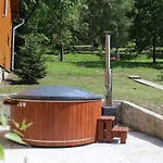 у романа 'двохрівневий номер' *