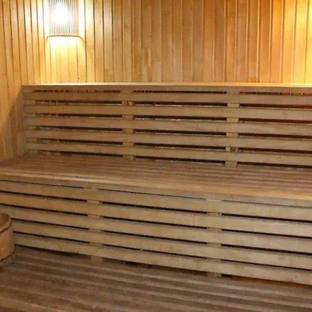 у романа 'двохрівневий номер' *